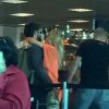 Bruno Gagliasso e Giovanna Ewbank se abraçam em aeroporto do Rio