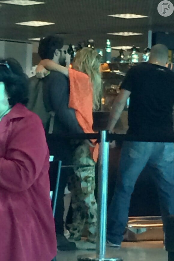 Bruno Gagliasso e Giovanna Ewbank se abraçam em aeroporto do Rio