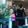 Bruno Gagliasso tira foto com fã em aeroporto do Rio