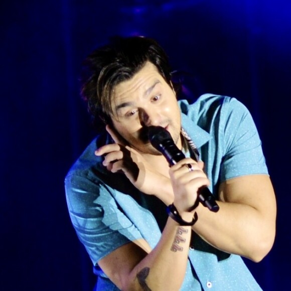 Luan Santana deixou o público preocupado ao dizer que estava gripado