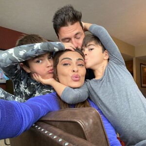 Juliana Paes apareceu com o marido, Eduardo Baptista, e com os filhos, Antonio e Pedro, no vídeo