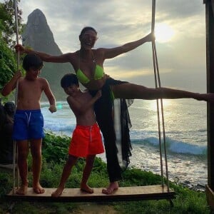 Juliana Paes, com os filhos, fez o alerta para fãs evitarem o contágio de covid-19: 'Fiquem em casa'