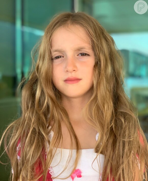 Filha de Luciano Huck, Eva, de sete anos, se surpreende com experimento: 'Lavar as mãos'