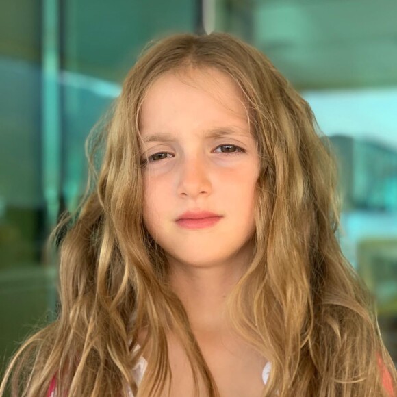 Filha de Luciano Huck, Eva, de sete anos, se surpreende com experimento: 'Lavar as mãos'