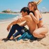 Larissa Manoela faz foto na praia com namorado, Leo Cidade