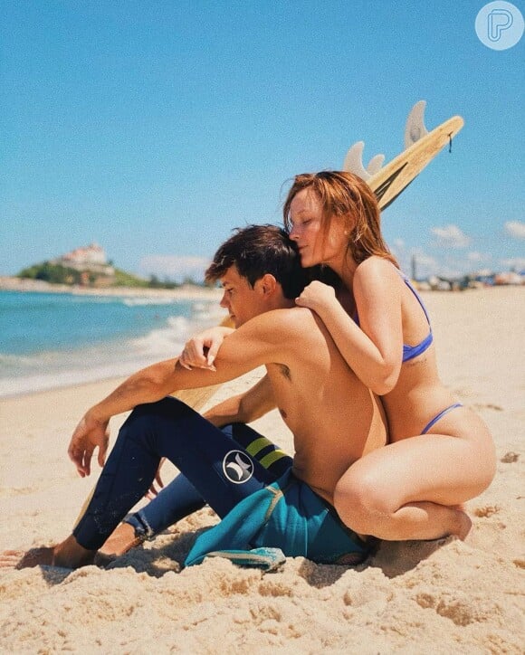 Larissa Manoela faz foto na praia com namorado, Leo Cidade
