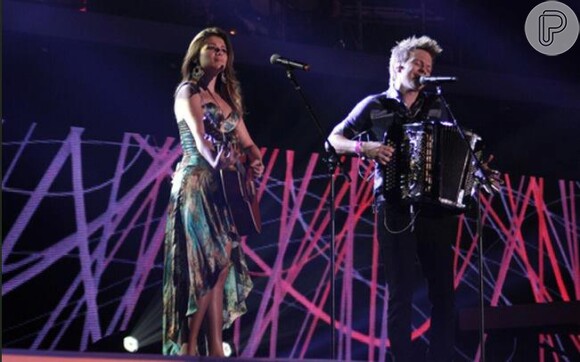 Paula Fernandes e Michel Teló juntos em uma apresentação do Prêmio Multishow de Música Brasileira 2012.