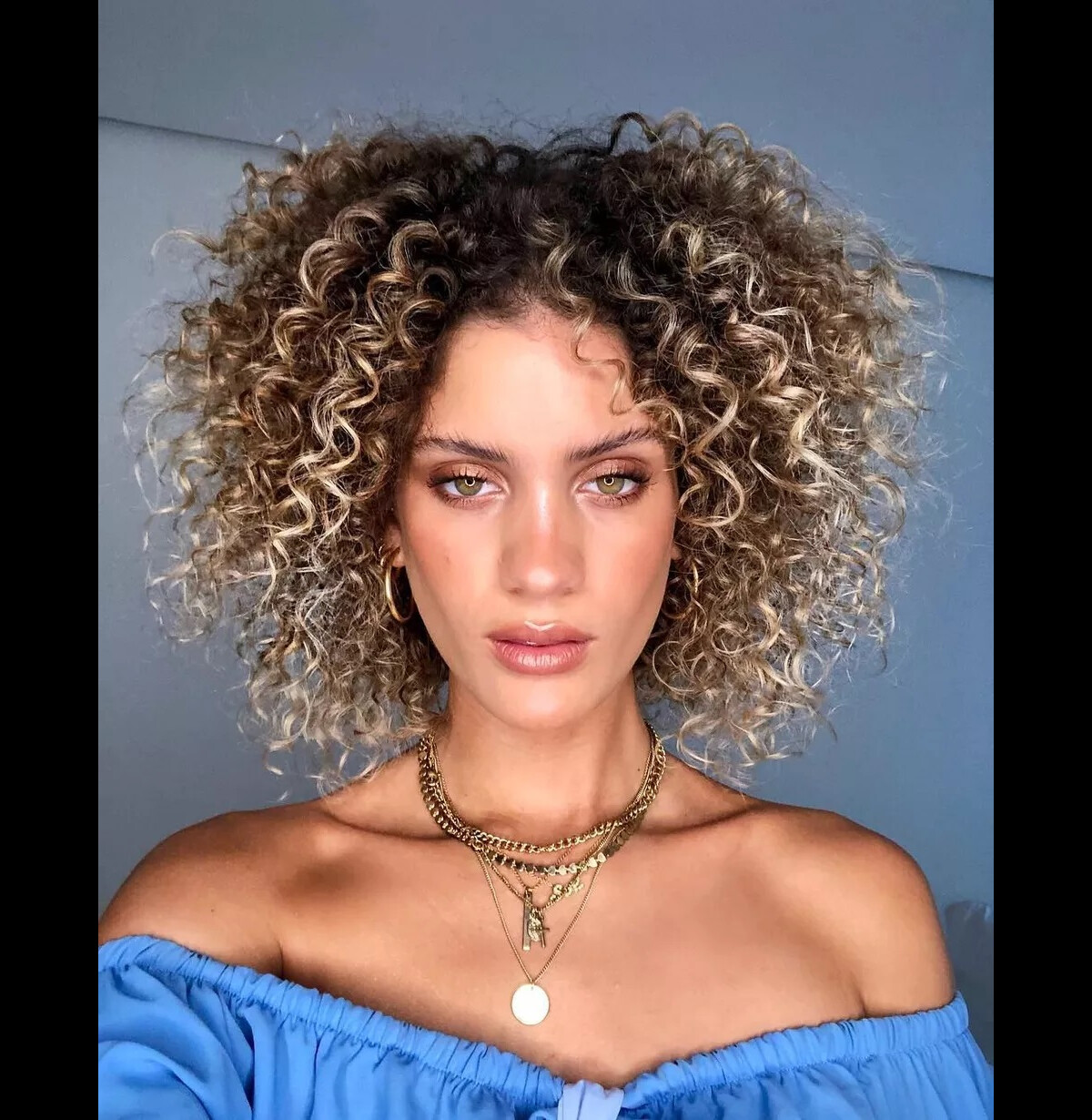 Foto: Cabelo curto com cachos e volume: corte moderno e perfeito para  deixar o visual cacheado mais estiloso - Purepeople