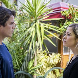 Últimos capítulos da novela 'Malhação: Toda Forma de Amar', Rui (Romulo Neto) encara Lígia (Paloma Duarte) depois que a mãe de Filipe (Pedro Novaes) lhe entrega os brinquedos de Nina (Eloá Miranda/Lavínia Miranda): 'Mas não estou aceitando doação, não'