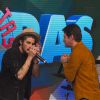 Chay Suede e Marcelo Serrado tocam gaita juntos no 'Altas Horas'