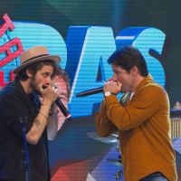 Chay Suede toca gaita com Marcelo Serrado no 'Altas Horas': 'Cantava em praças'