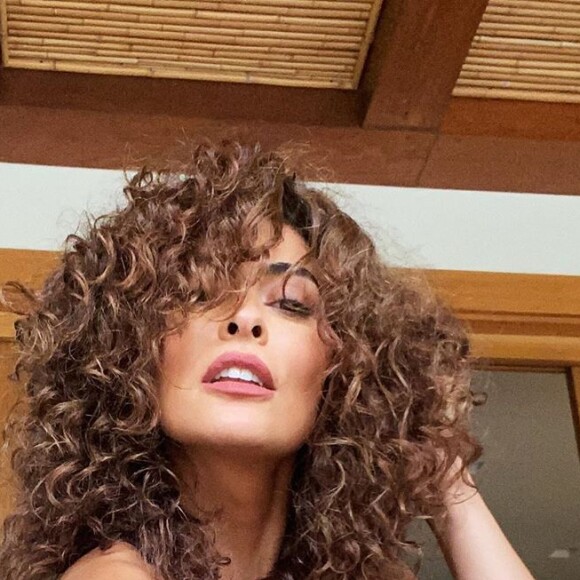 Juliana Paes deixa cabelo cacheado e encanta fãs com fios naturais