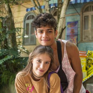 Na novela 'Malhação: Toda Forma de Amar', Anjinha (Caroline Dallarosa) e Cléber (Gabriel Santana) foram flagrados pelo pai, Marco Rodrigo (Julio Machado) na porta do motel