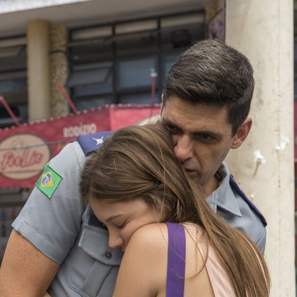 Na novela 'Malhação: Toda Forma de Amar', a relação de Anjinha (Caroline Dallarosa) com o pai, Marco Rodrigo (Julio Machado) piorou depois que a garota ouviu conversa dele e achou que o militar tinha relação com a milícia