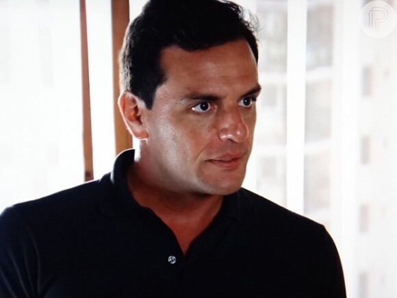 Théo (Rodrigo Lombardi) usa dinheiro que tinha aplicado e vende o carro para pagar indenização à Lívia (Cláudia Raia), em 'Salve Jorge', em 1º de março de 2013