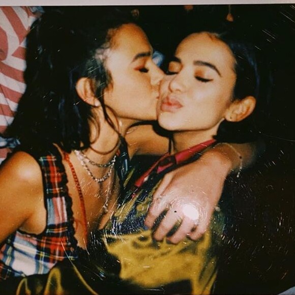 Bruna Marquezine se posicionou após internauta citar Manu Gavassi, criticada na web por uma opinião considerada racista