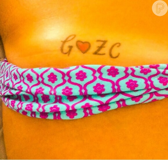 A jornalista Graciele Lacerda tatuou as inicais do nome do namorado, Zezé Di Camargo, na cintura