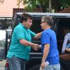 Luciano Huck encontra Wagner Montes na seção eleitoral