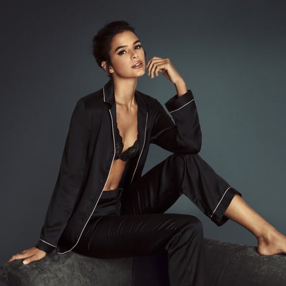 Bruna Marquezine surgiu com ar refinado em ensaio com pijama de seda