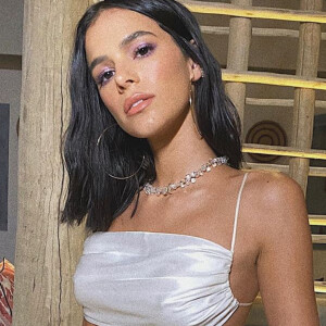 Renda e transparência: Bruna Marquezine estrela ensaio com lingerie branca em foto divulgada nesta terça-feira, dia 07 de abril de 2020