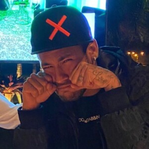 Neymar encena choro durante live de Marília Mendonça e assiste acompanhado do empresário Vinícius Martinez