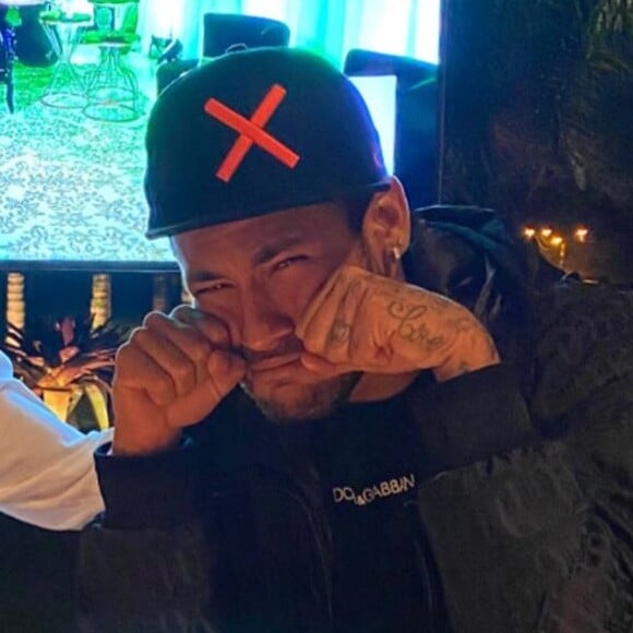 Neymar encena choro durante live de Marília Mendonça e assiste acompanhado do empresário Vinícius Martinez