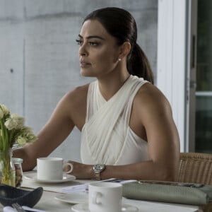 Confira as tendências usadas por Juliana Paes como Carolina Castilho na novela 'Totalmente Demais'