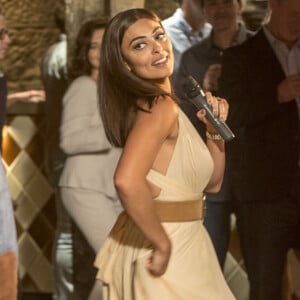 Juliana Paes apostava na tendência dos looks com recorte nas costas e vestido fluidos em 'Totalmente Demais'