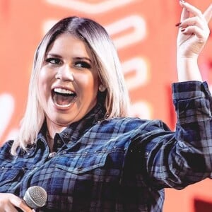 Marília Mendonça celebra sucesso de live em show em casa com filho de 3 meses