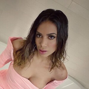 Anitta diverte: 'Se eu ficar bêbada, ficou. Já falei pra assessor não se meter nisso porque internet não é terra de ninguém'