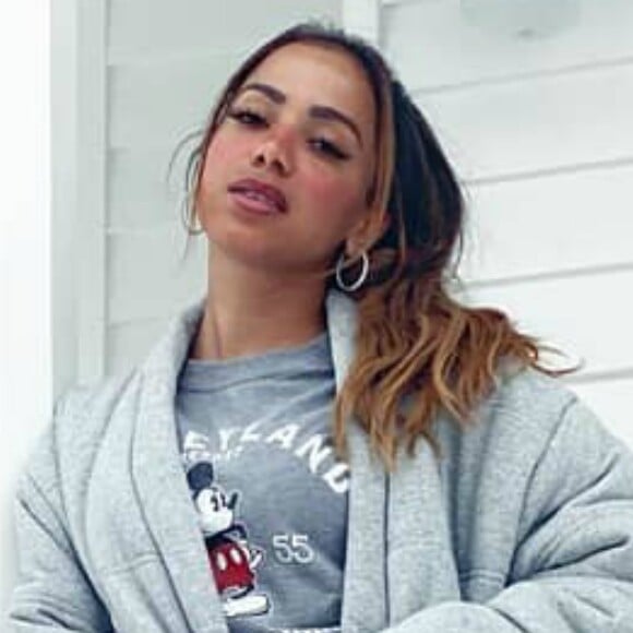 Anitta anuncia live show de drinks em seu perfil do Instagram, neste sábado, 11 de abril de 2020