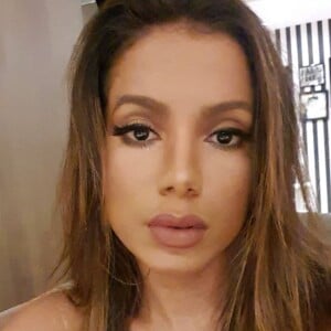 Anitta faz maquiagem para gravação na quarentena