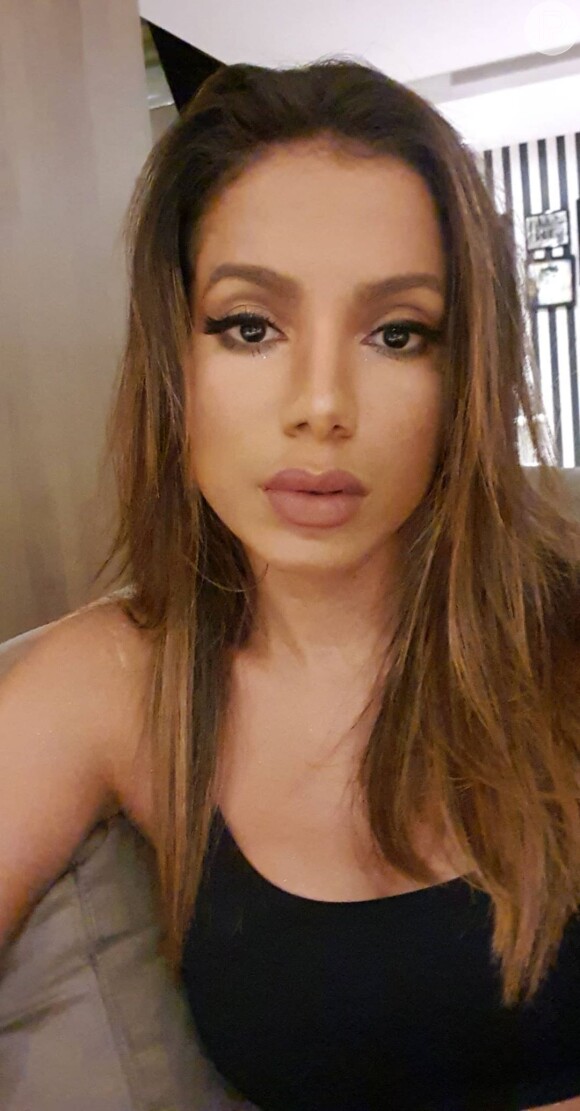 Anitta faz maquiagem para gravação na quarentena
