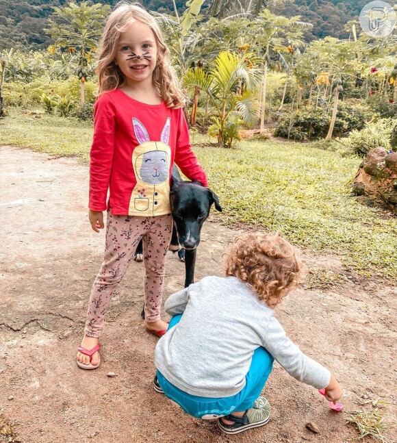 Mulher de Rafael Cardoso, Mariana Bridi mostra filha fantasiada de coelhinha e brincando com pet na fazenda na Páscoa