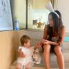 Filha de Sabrina Sato, Zoe aparece se divertindo com coelhinho na Páscoa