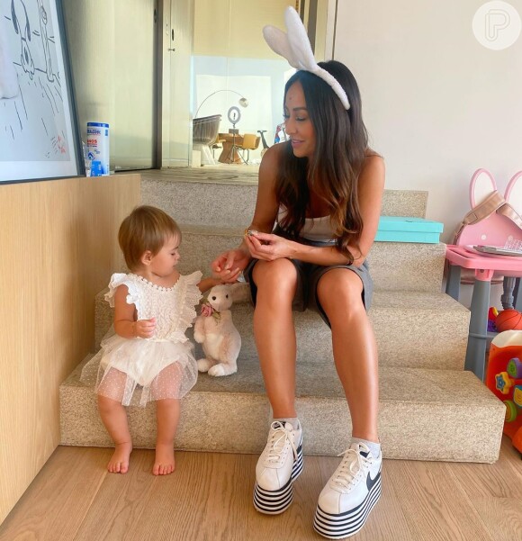 Filha de Sabrina Sato, Zoe aparece se divertindo com coelhinho na Páscoa
