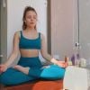 Larissa Manoela faz yoga de top e legging