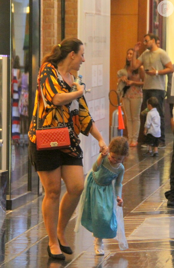 Paula Braun vestiu a filha, Flora, de 4 anos, de princesa Elsa, do filme 'Frozen'. A atriz espera o segundo filho com Mateus Solano