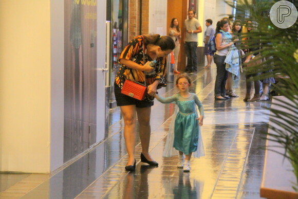 Grávida de três meses, Paula Braun leva a filha, Flora, de 4 anos, ao teatro no Rio. Atriz é casada com o ator Mateus Solano