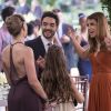 No casamento, Amanda (Adriana Birolli) atrai José Pedro (Caio Blat) para um quarto e o beija. Danielle (Maria Ribeiro) vê tudo, mas não faz escândalo