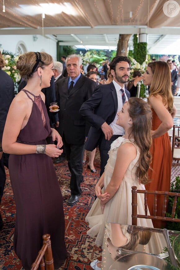 Amanda (Adriana Birolli) foi contratada por Maria Marta (Lilia Cabral) acabar com o casamento de José Pedro (Caio Blat) e Danielle (Maria Ribeiro)