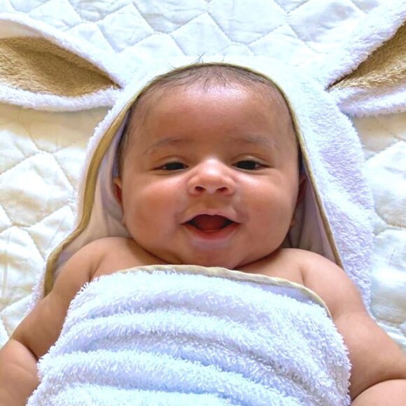 Filho de Marília Mendonça, Léo surgiu de coelhinho na Páscoa