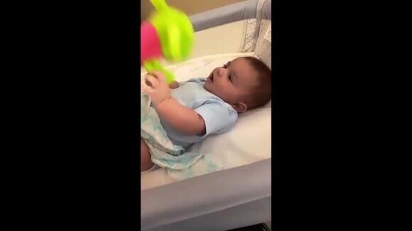 Vídeo: filho de Marília Mendonça fica animado em brincadeira com bichinho de pelúcia