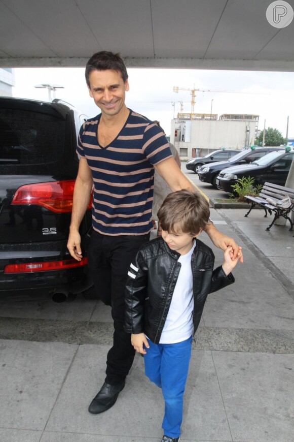 Orgulhoso, Murilo também conta que está sempre presente na vida dos pequenos; na foto com ele está o mais velho, Lucas