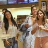 Bruna Marquezine passeia com a família por shopping do Rio de Janeiro