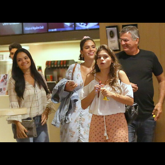 Bruna Marquezine passeia com a família por shopping do Rio de Janeiro