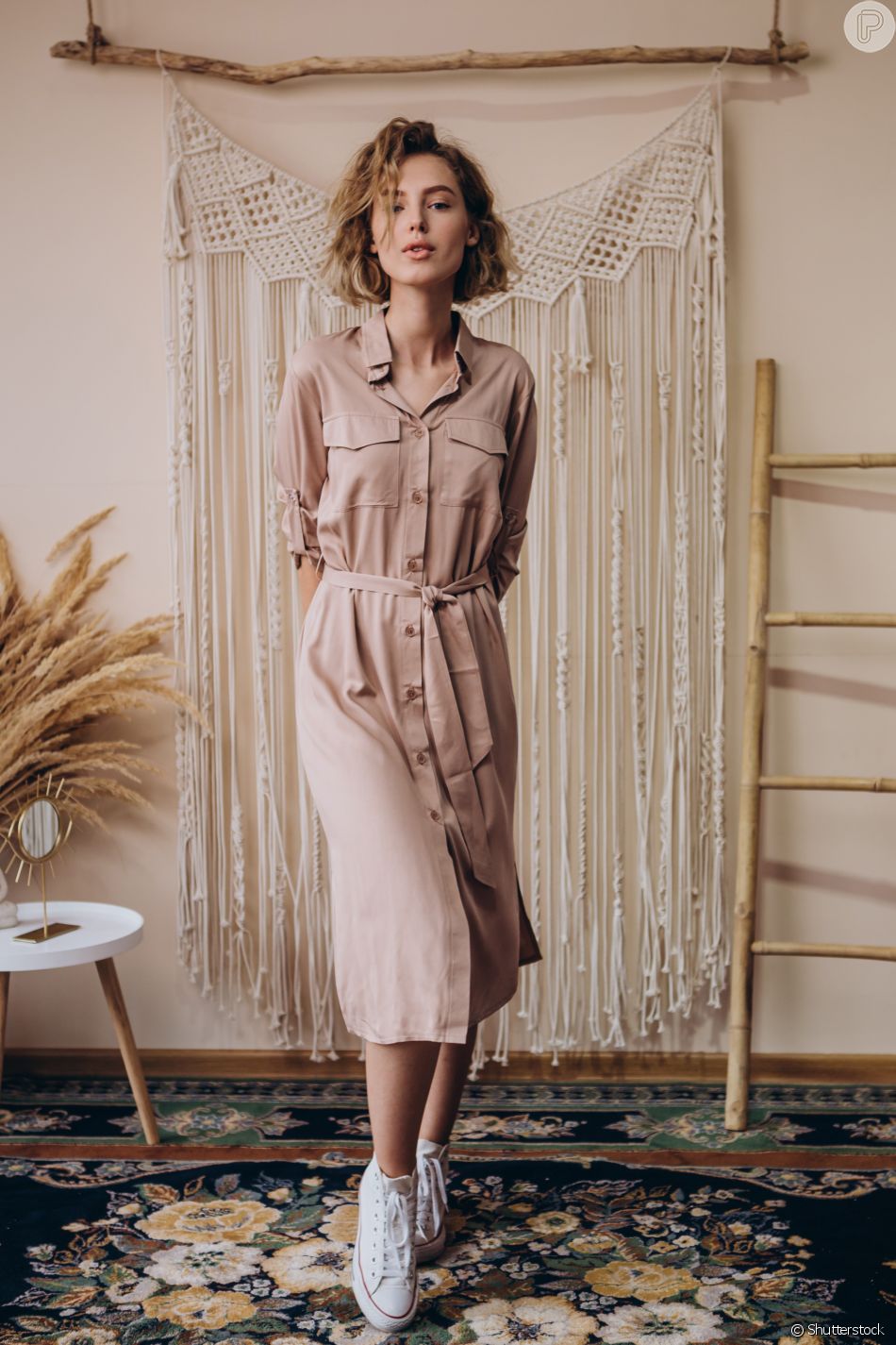 vestido de linho com tenis