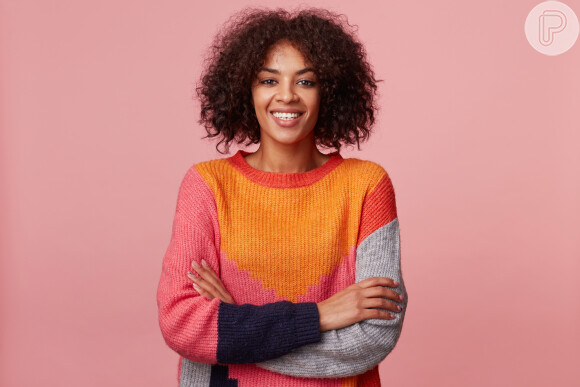 O suéter é uma peça básica e as cores dão um toque mais divertido ao look