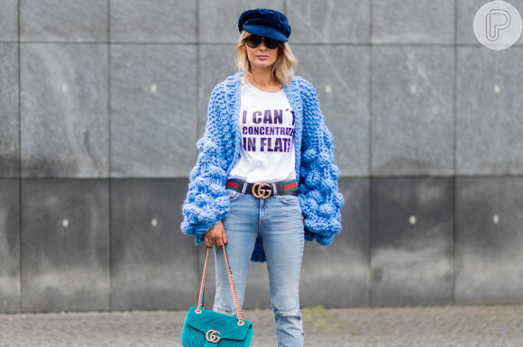 Camiseta e calça jeans são um clássico e os acessórios dão um toque ao look como o casaco de tricot, a bolsa e as sandálias