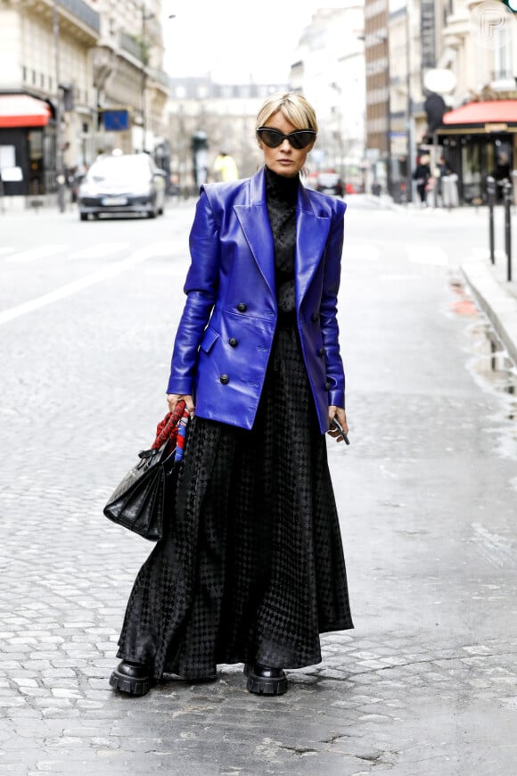 A jaqueta colorida traz mais informação de moda ao vestido preto longo